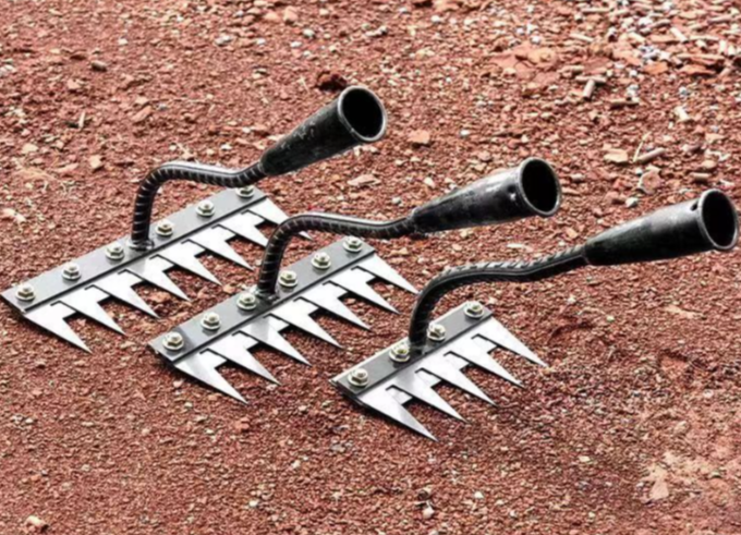 🌿 Râteau Désherbant Pro™ – Le Désherbage Efficace, Sans Effort Disponible en version 3, 4 ou 5 dents – pour tous les types de terrains. - Twinsy